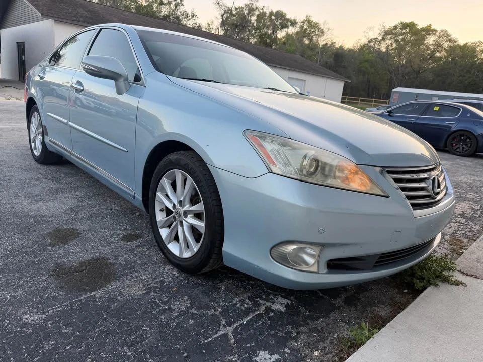 2011 Lexus ES 5th Gen - Image 2 of 12