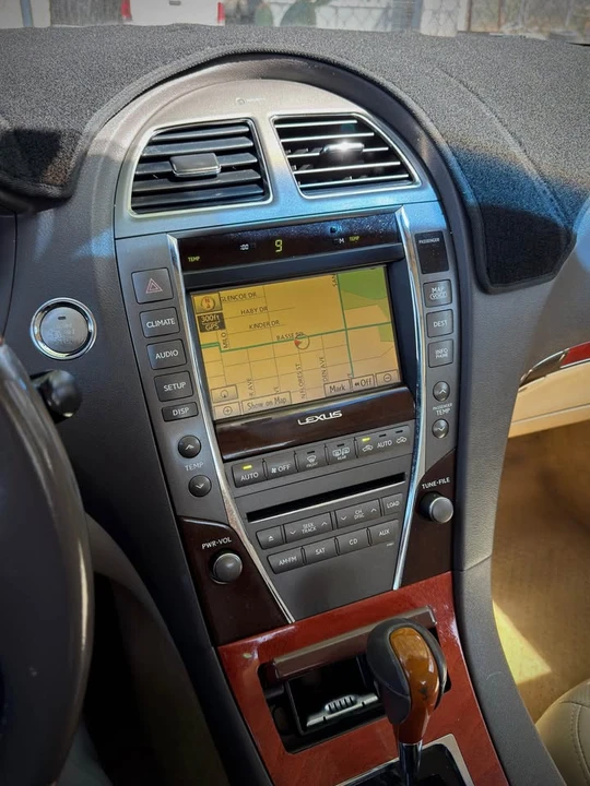 2011 Lexus ES 5th Gen - Image 11 of 18