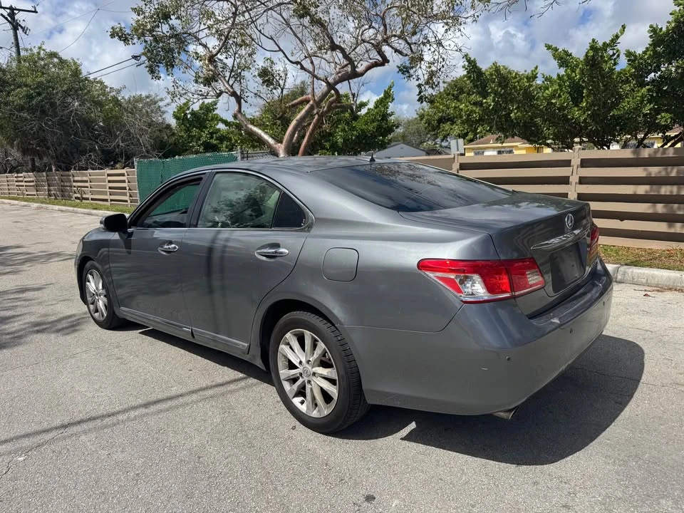 2011 Lexus ES 5th Gen - Image 2 of 5
