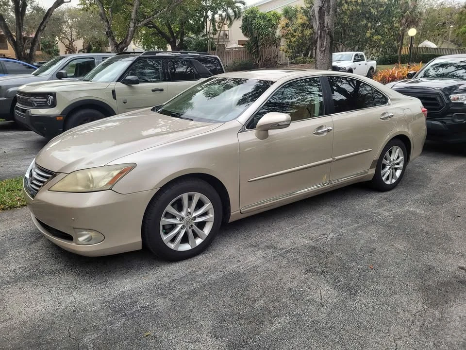 2011 Lexus ES 5th Gen - Image 2 of 9