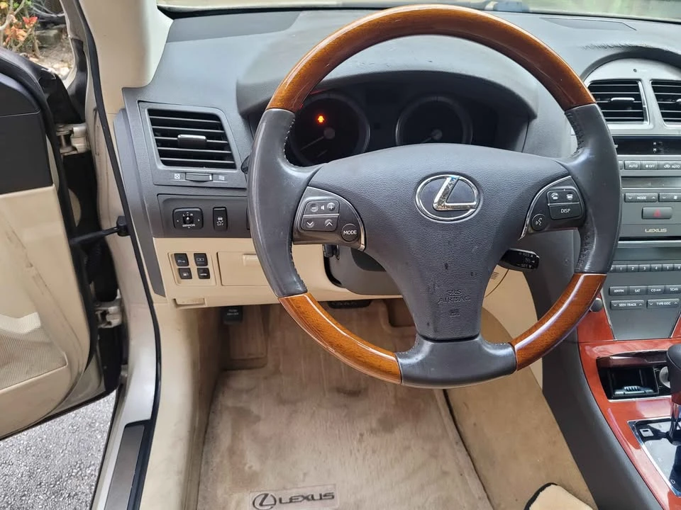 2011 Lexus ES 5th Gen - Image 5 of 9
