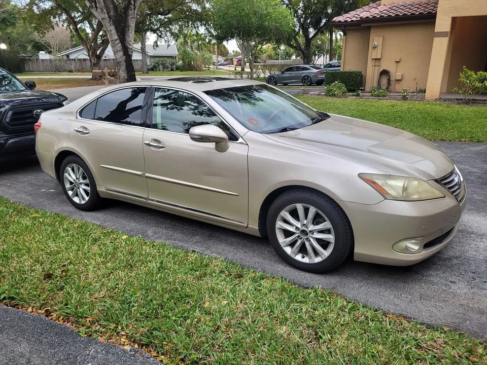 2011 Lexus ES 5th Gen - Image 3 of 9