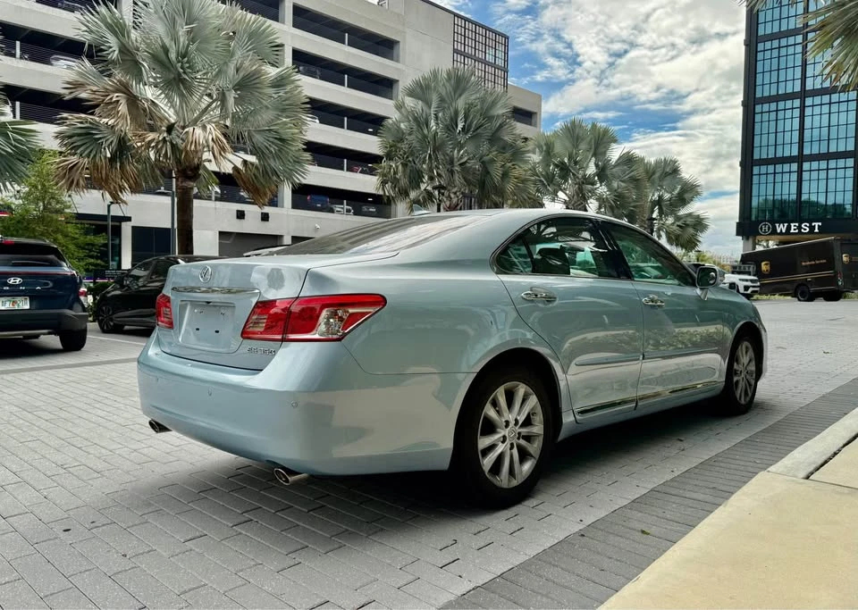 2011 Lexus ES 5th Gen - Image 5 of 18