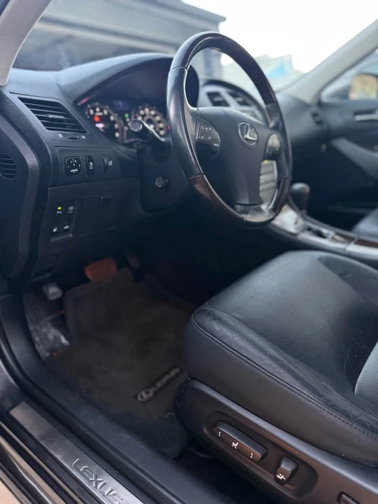 2011 Lexus ES 5th Gen - Image 12 of 19