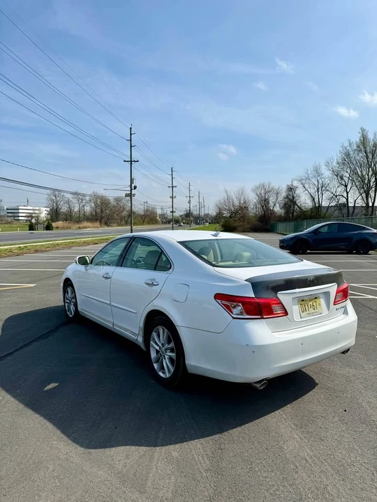 2011 Lexus ES 5th Gen - Image 7 of 18