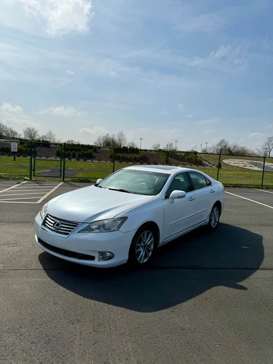 2011 Lexus ES 5th Gen - Image 9 of 18