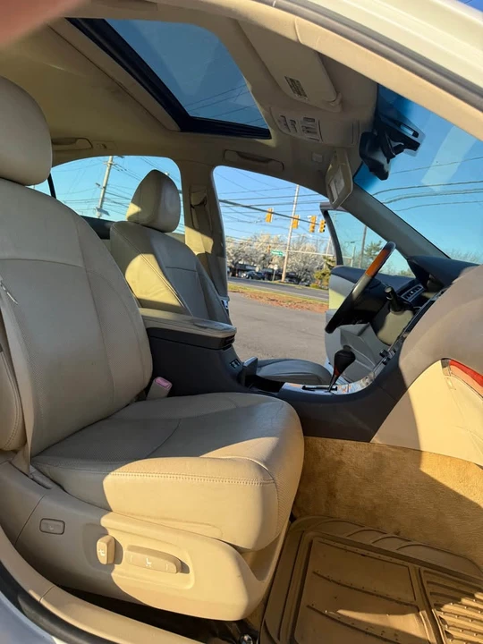 2011 Lexus ES 5th Gen - Image 13 of 18