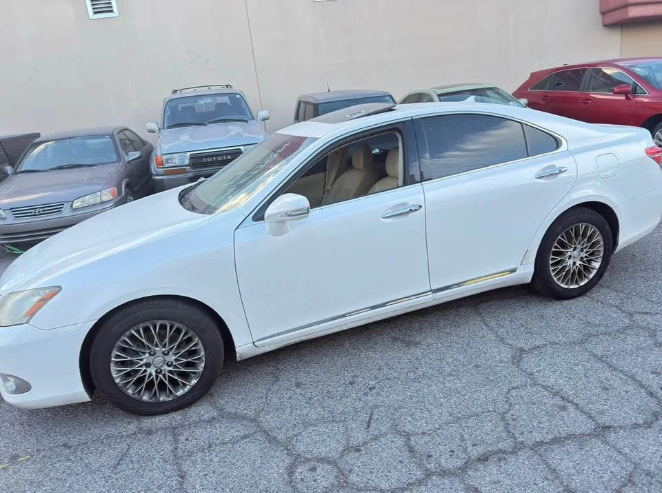 2011 Lexus ES 5th Gen - Image 2 of 6