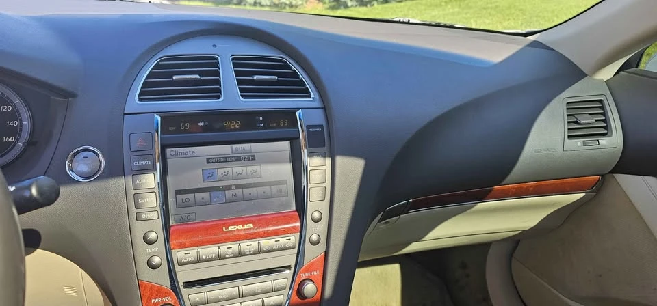 2011 Lexus ES 5th Gen - Image 5 of 12