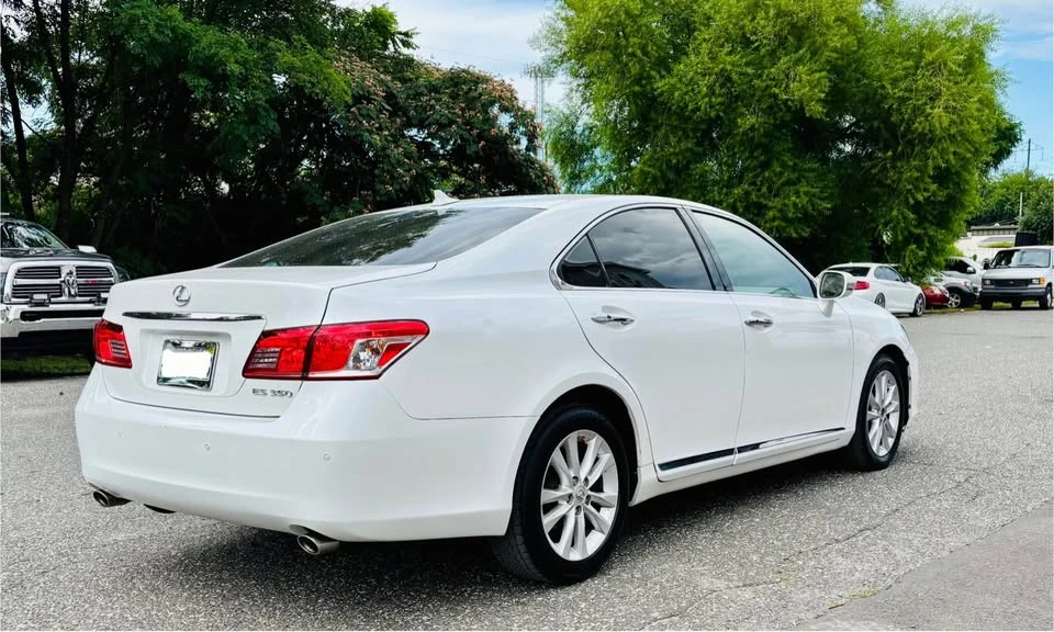 2011 Lexus ES 5th Gen - Image 3 of 17