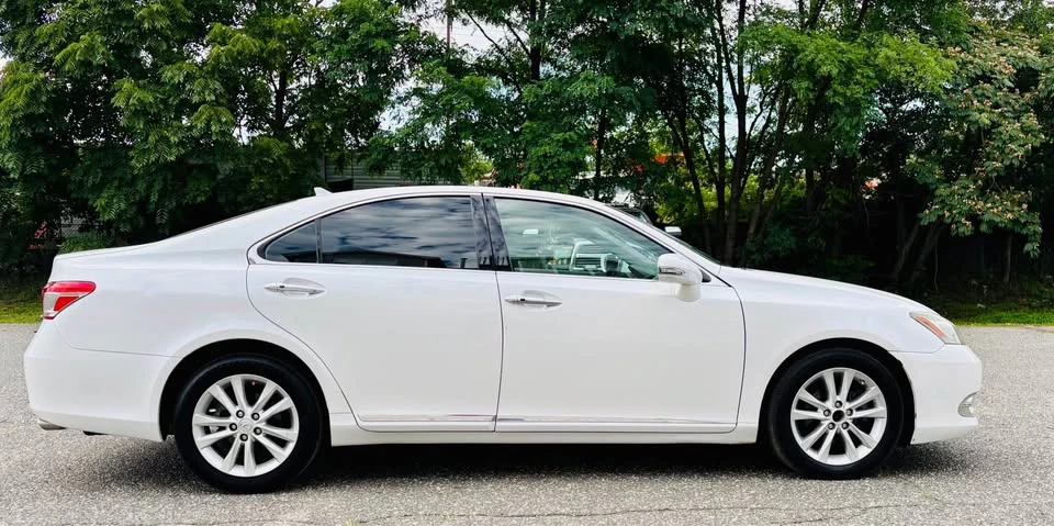 2011 Lexus ES 5th Gen - Image 2 of 17
