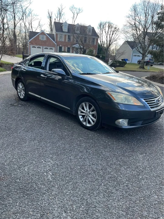 2011 Lexus ES 4th Gen - Image 2 of 10