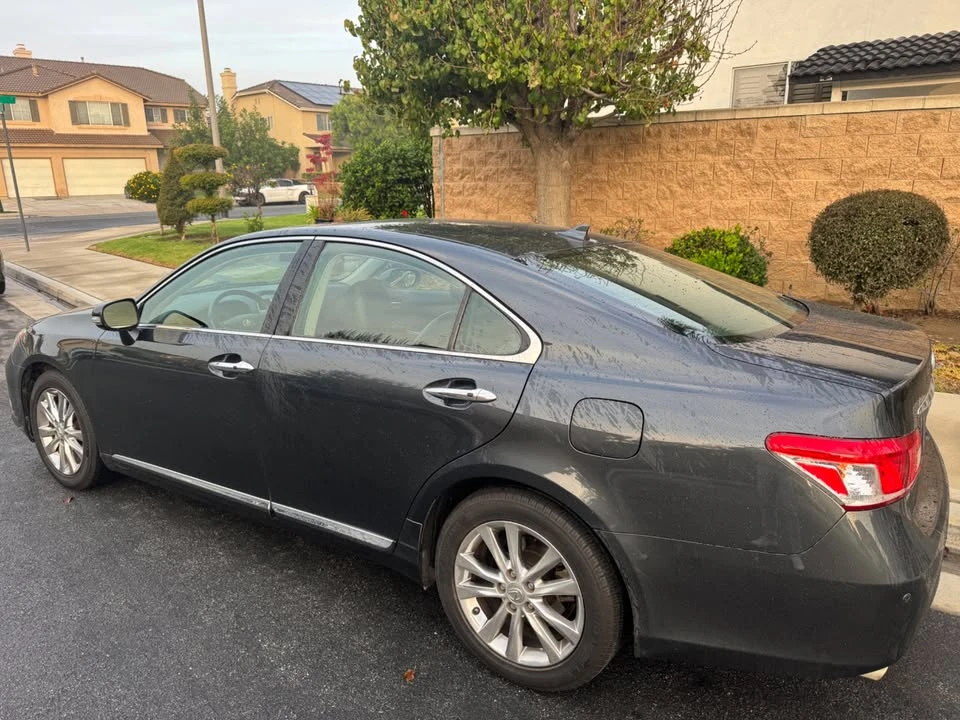 2011 Lexus ES 5th Gen - Image 2 of 19