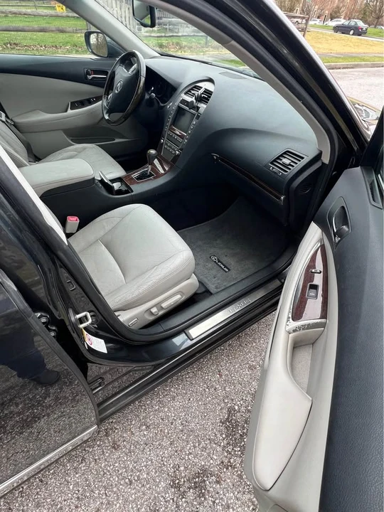 2011 Lexus ES 5th Gen - Image 8 of 19