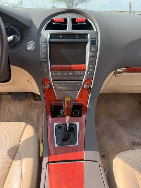 2011 Lexus ES 5th Gen - Image 14 of 19