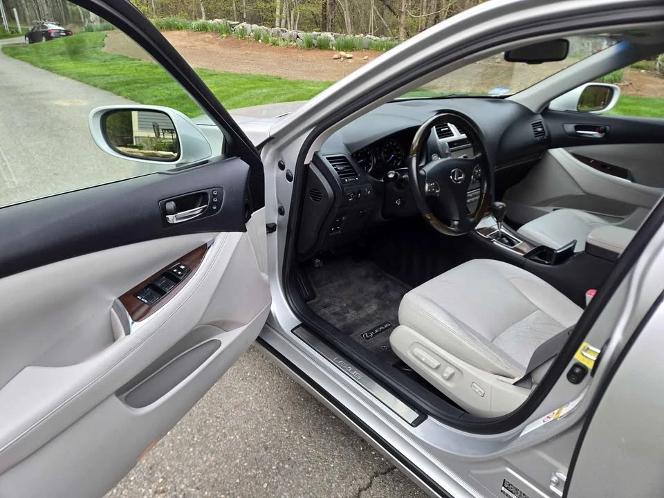 2011 Lexus ES 5th Gen - Image 9 of 12