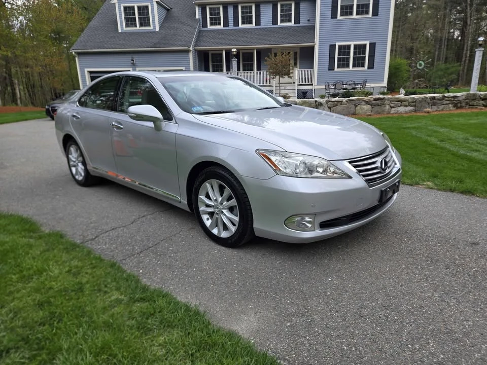 2011 Lexus ES 5th Gen - Image 2 of 12