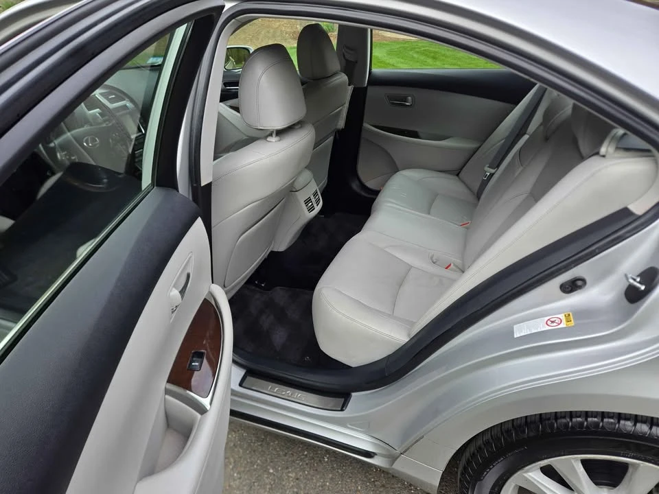 2011 Lexus ES 5th Gen - Image 7 of 12