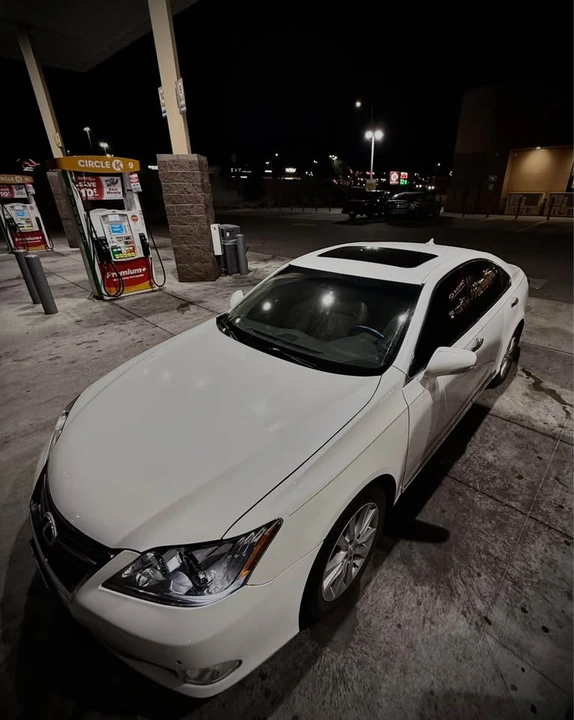 2011 Lexus ES 5th Gen - Image 2 of 11