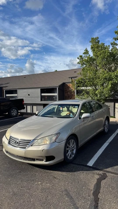 2011 Lexus ES 5th Gen - Image 2 of 5