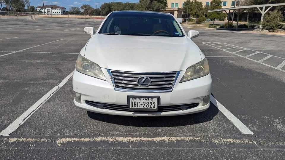2011 Lexus ES 4th Gen - Image 5 of 10