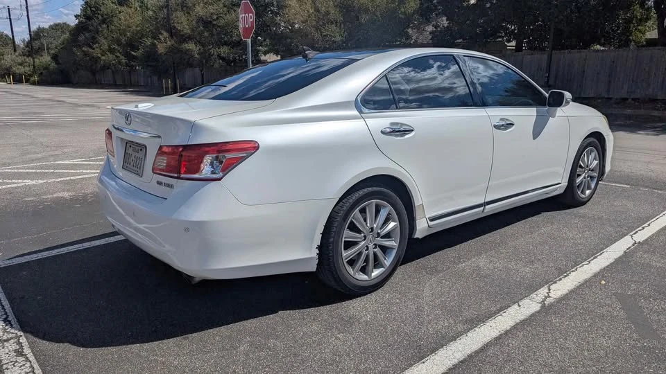 2011 Lexus ES 4th Gen - Image 2 of 10