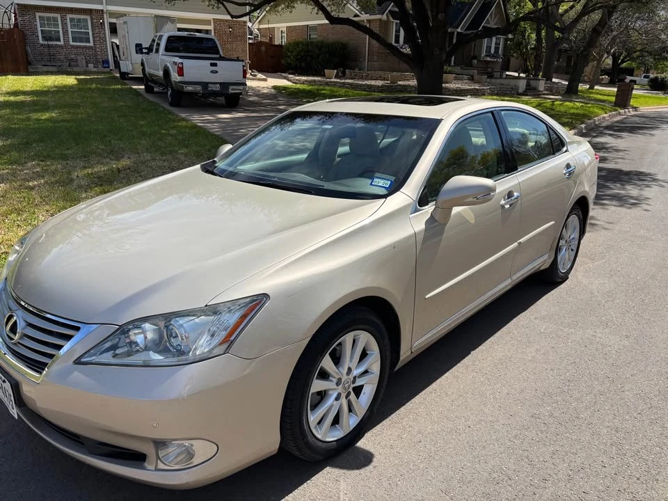 2011 Lexus ES 5th Gen - Image 2 of 8