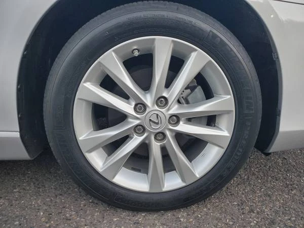 2011 Lexus ES 5th Gen - Image 11 of 21