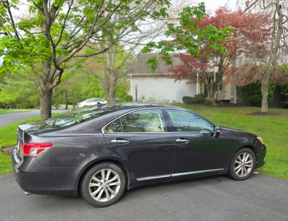 2011 Lexus ES 5th Gen - Image 2 of 4