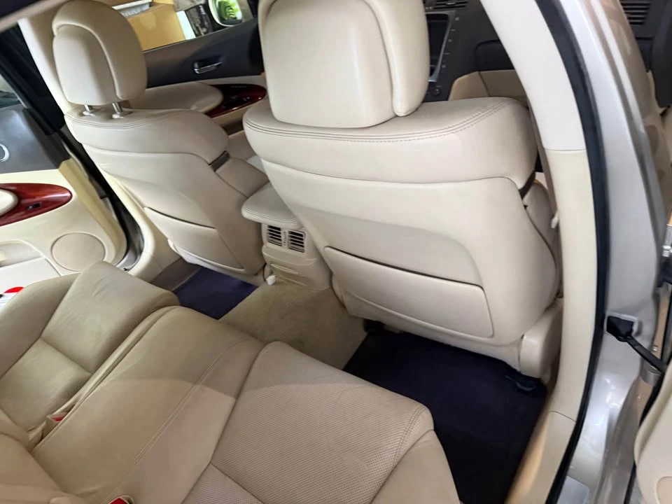 2011 Lexus - Image 13 of 18