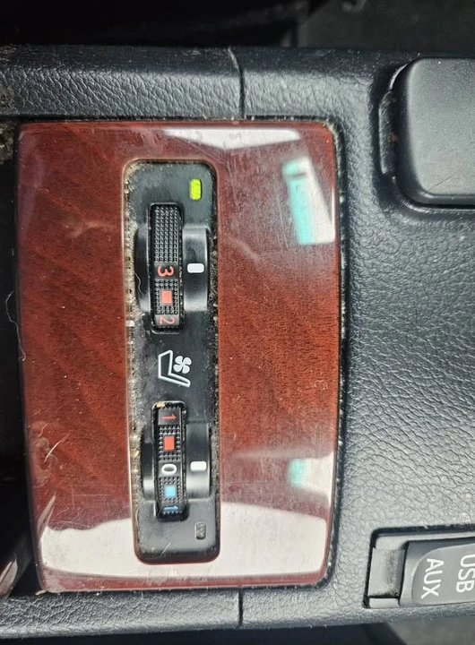 2011 Lexus HS - Image 12 of 14