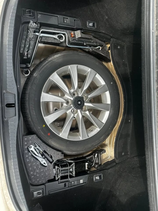 2011 Lexus LS 4th Gen - Image 17 of 19