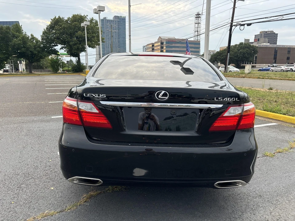 2011 Lexus LS 4th Gen - Image 19 of 31
