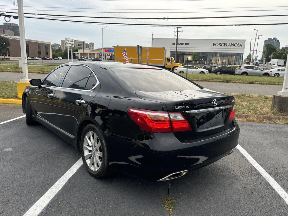 2011 Lexus LS 4th Gen - Image 18 of 31