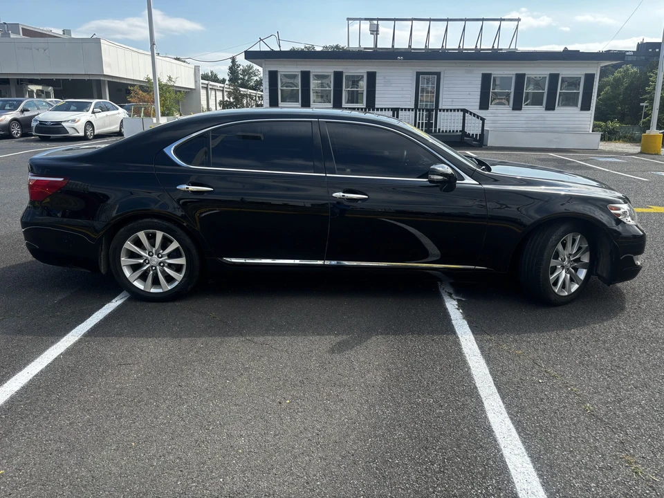 2011 Lexus LS 4th Gen - Image 9 of 31