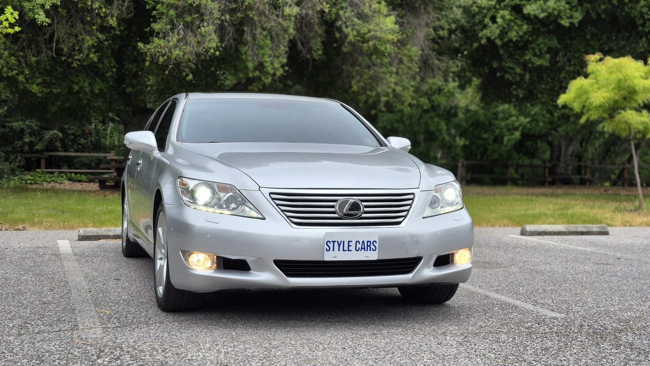 2011 Lexus LS 4th Gen - Image 19 of 31