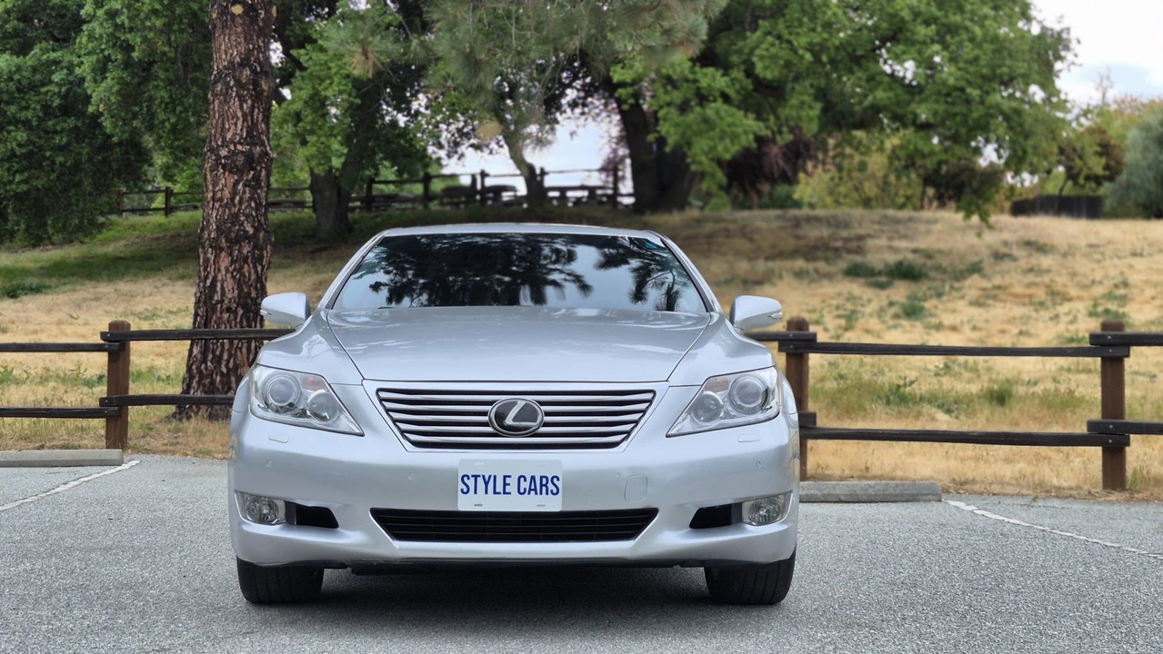 2011 Lexus LS 4th Gen - Image 16 of 31