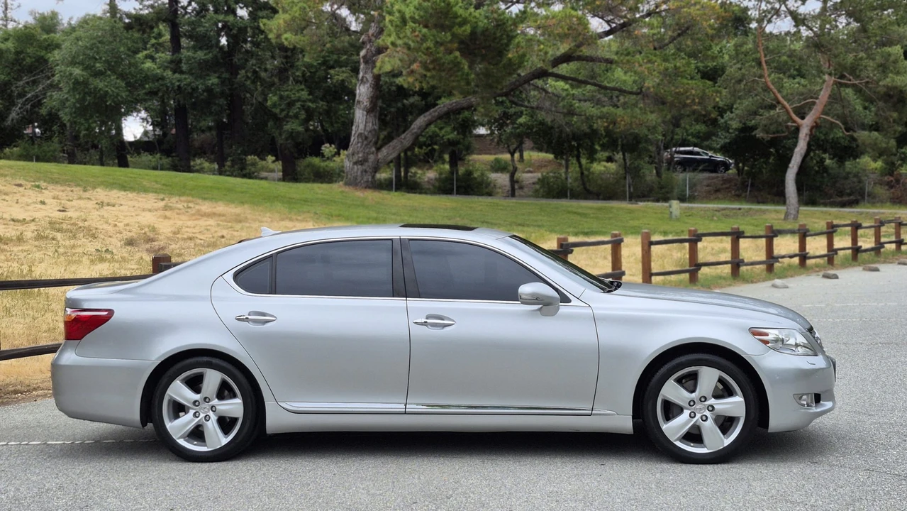 2011 Lexus LS 4th Gen - Image 25 of 31