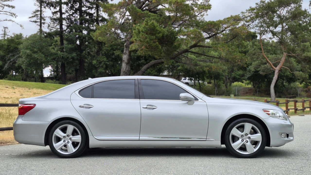2011 Lexus LS 4th Gen - Image 26 of 31