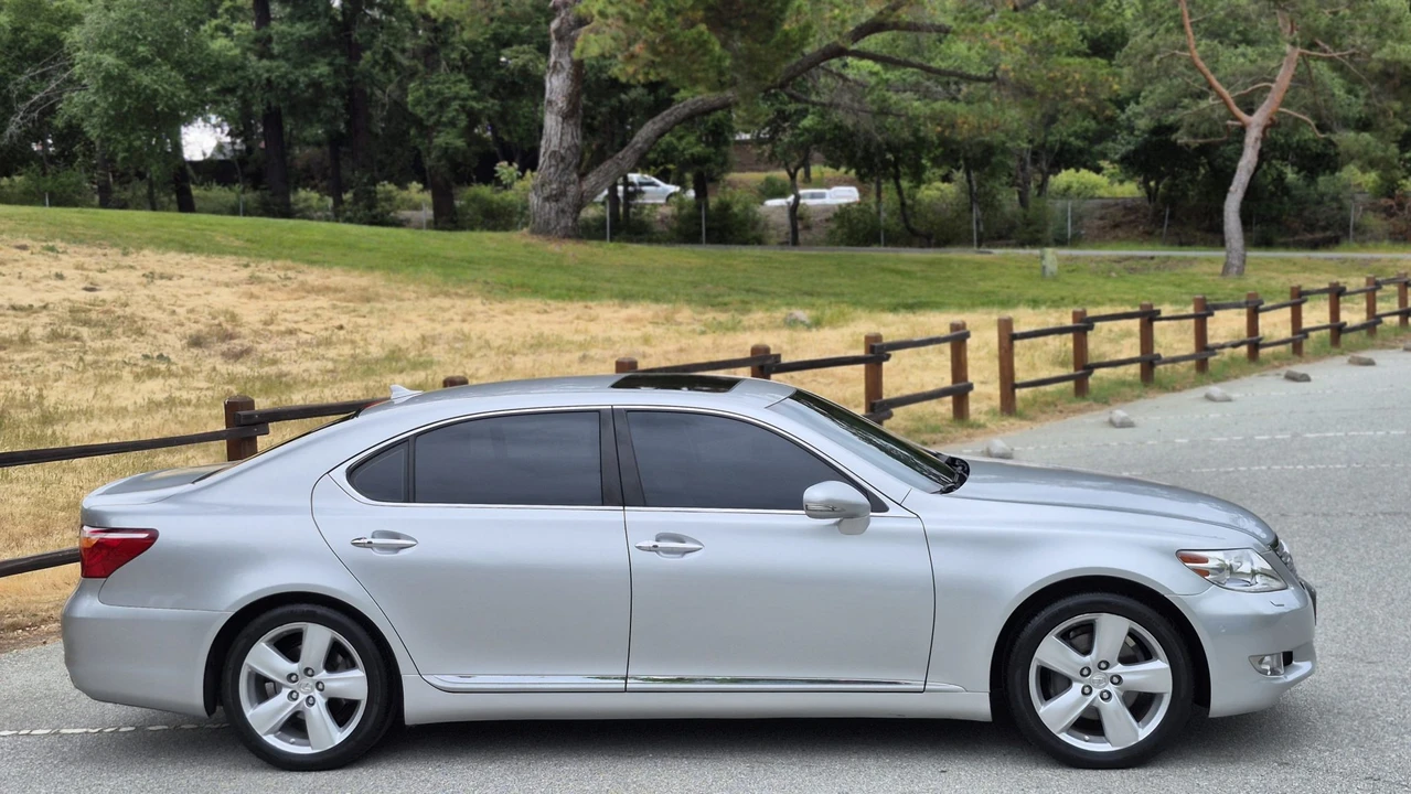 2011 Lexus LS 4th Gen - Image 27 of 31