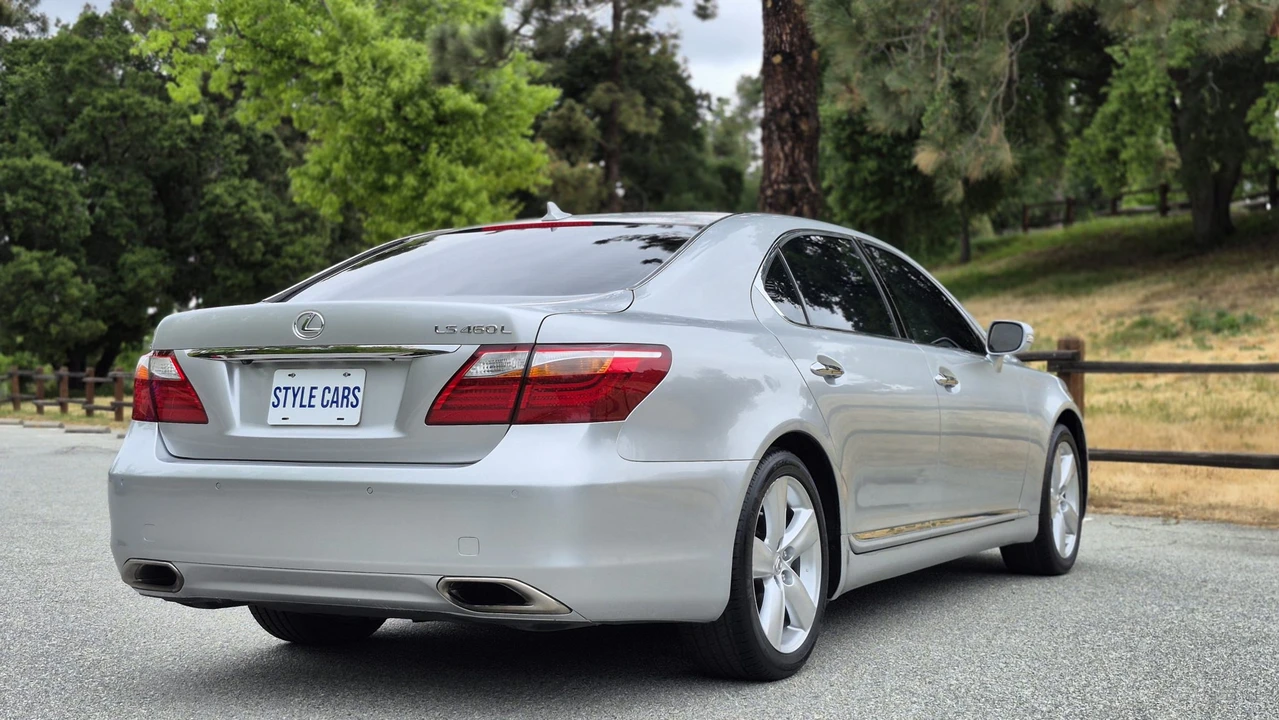 2011 Lexus LS 4th Gen - Image 29 of 31