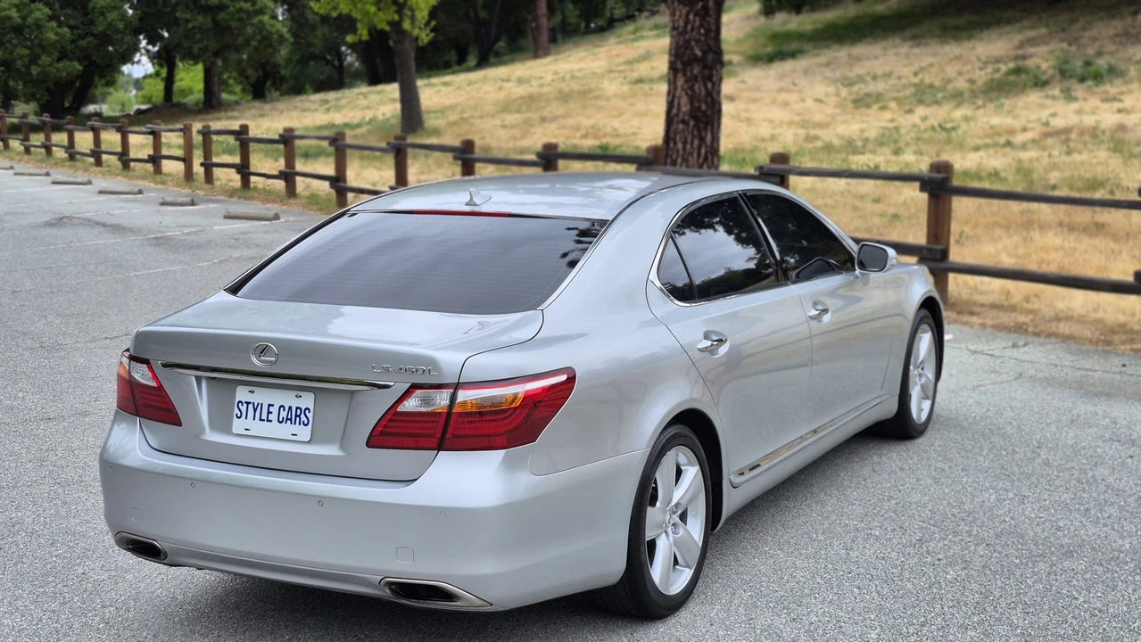 2011 Lexus LS 4th Gen - Image 28 of 31