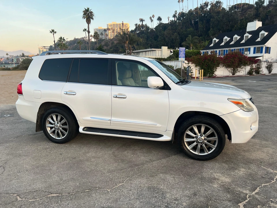 2011 Lexus LX 2nd Gen - Image 28 of 31