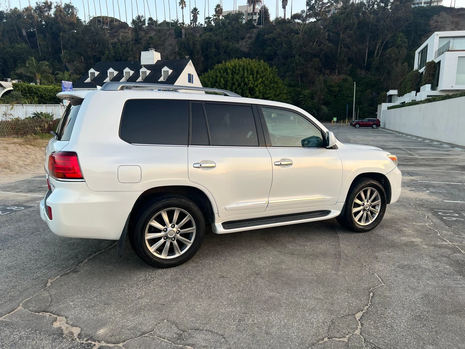 2011 Lexus LX 2nd Gen - Image 25 of 31