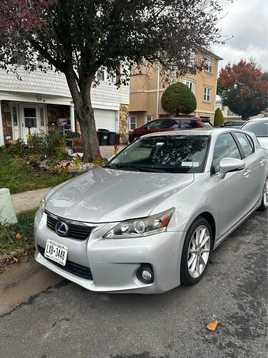 2011 Lexus CT - Image 2 of 5