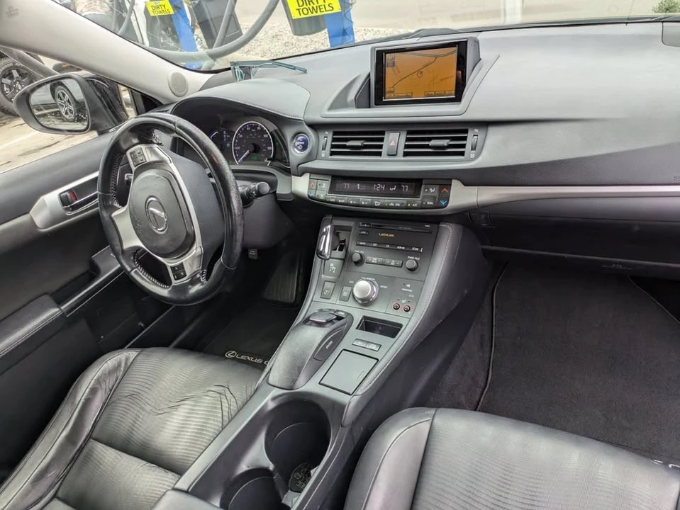2011 Lexus CT - Image 10 of 19