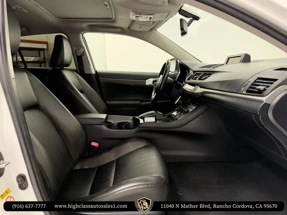 2011 Lexus CT - Image 15 of 16
