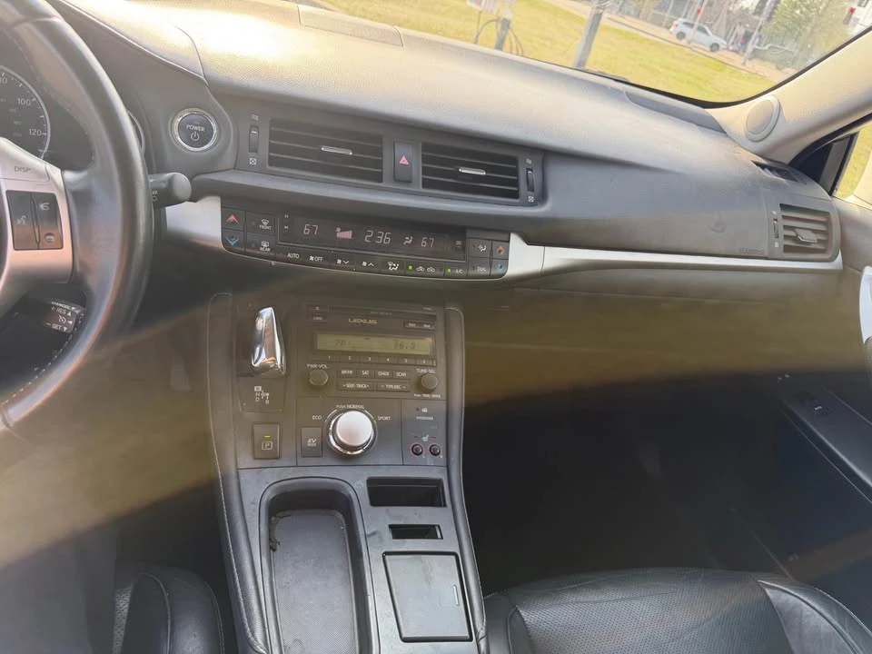 2011 Lexus CT - Image 8 of 9