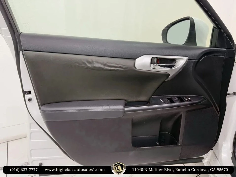 2011 Lexus CT - Image 10 of 16