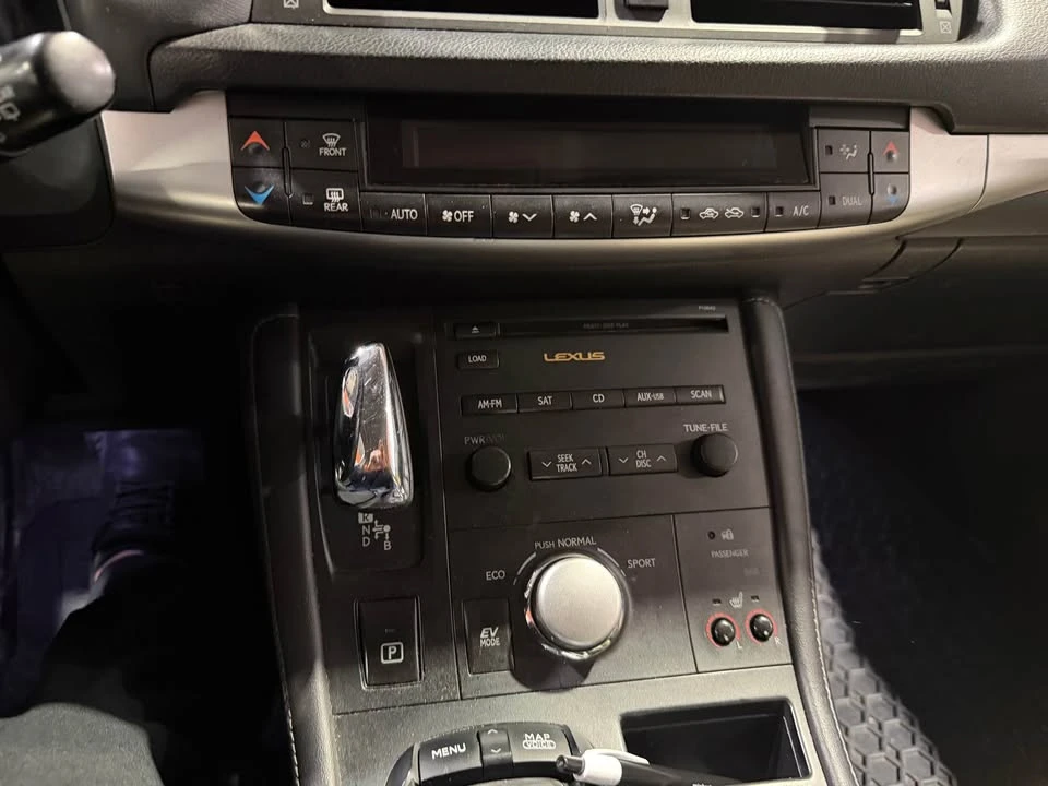 2011 Lexus CT - Image 16 of 20